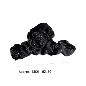Grande pince à cheveux en satin noir plissé avec décor de strass argentés ondulés 13cm
