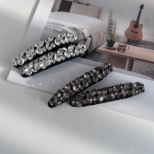 Set di fermagli per capelli con strass bianchi e grigi brillanti in stile argento