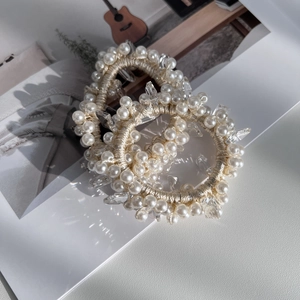 Elegante champagnerfarbene Haargummis mit weißen Perlen und Kristallen im Luxus-Stil