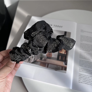 Grande Pince à Cheveux en Satin Plissé Avec Strass Élégante Style Français Noir Accessoire Cheveux pour Femme Fête Quotidienne