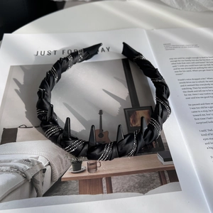 Details vom Satin-Haarreif mit silbernen Strasssteinen und schwarzen Punk-Spikes Verzierung