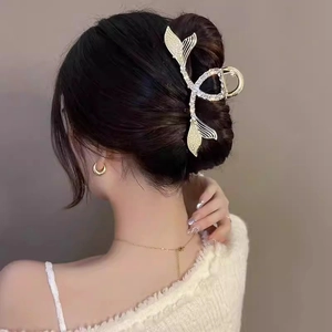 Pince à cheveux élégante en métal doré en forme de queue de poisson avec strass brillants
