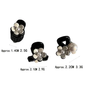 Tre mini mollette per capelli a camelia nera con petali bianchi e perle da donna
