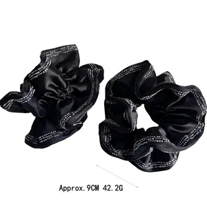 Elegante elastico in raso nero con decorazione di perle scintillanti e strass