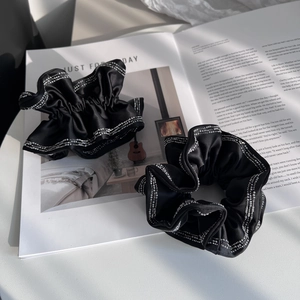 Set elegante di due elastici in raso nero con lussuoso bordo in strass a doppia fila