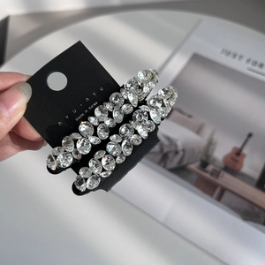Dettaglio di fermagli per capelli con strass cechi brillanti su carta premium nera