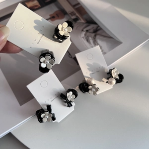 Set di tre fermagli per capelli a camelia con perle e finitura in acetato bianco e nero
