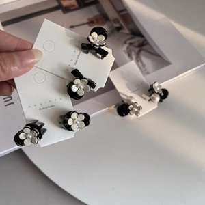 Mini fermagli per capelli a forma di camelia con perle su schede display in nero e bianco