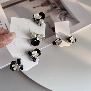 Mini fermagli per capelli a camelia con perle su artiglio a fiore in acetato per acconciatura