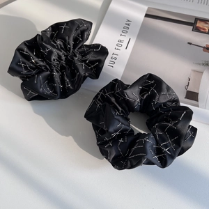 Lot de deux chouchous en satin noir avec motifs de croix à paillettes argentées brillantes