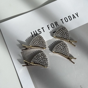 Détail d'un lot de 4 barrettes à cheveux dorées avec strass en cristal étincelants