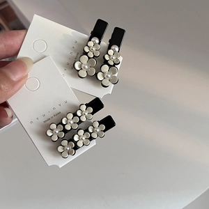 Barrettes à fleurs de camélia chic noir et crème avec perles sur carte de présentation