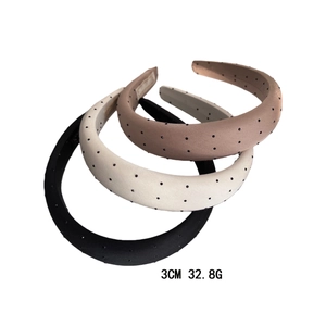 Lot de trois serre-têtes rembourrés en satin noir beige et marron avec strass