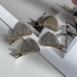 Lot de quatre barrettes à strass brillantes avec motifs oreilles de lapin et coquillages