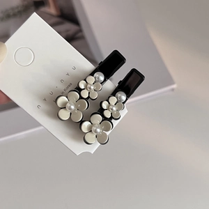 Ensemble de barrettes minimalistes avec fleurs de camélia crème et perles blanches