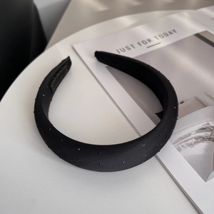 Serre-tête rembourré en satin noir avec strass argentés pour un effet de volume chic