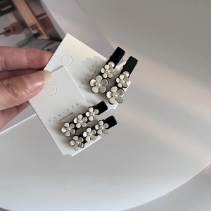 Détails des barrettes camélia faites à la main avec pétales blancs et perles