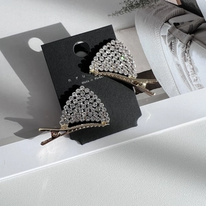 Barrettes élégantes style coréen dorées avec strass sur carte de présentation