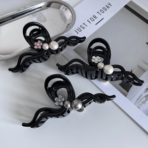 Elegant Vintage Resin Camellia Flower Hair Claw Clip Large Artificial Pearl Hair Grip Wave Design Styling Accessories For Women