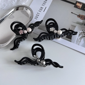 Elegant black hair claw clips set with camellia flowers and pearls for hair styling