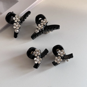 Set of 4 black acetate flower hair clips with elegant pearls and white floral accents