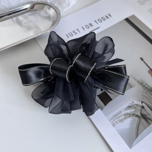 Pince à cheveux élégante en organza noir multicouche avec bordure en strass brillant