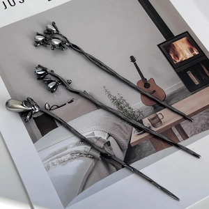 Elegant gunmetal flower hair pin set with pearls in a minimalist Chinese style