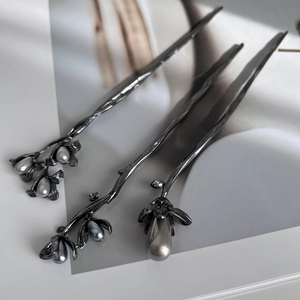 Three-piece set of gunmetal floral hair sticks with elegant pearls in Chinese style