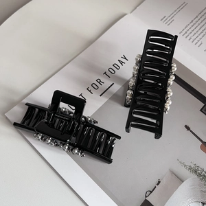 Elegante schwarze Haarklammern für Damen mit minimalistischem Perlenbesatz im 2er-Set
