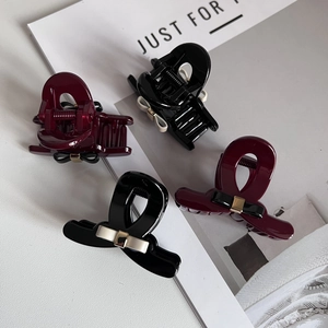 Minimalist resin hair claw clips set with bow design in black and burgundy colors