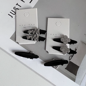 Lot de 6 pinces à cheveux noires avec strass designs étoile et trèfle sur cartes blanches