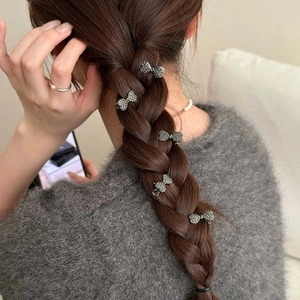 Mini fermagli per capelli a fiocco con strass neri su capelli intrecciati da donna