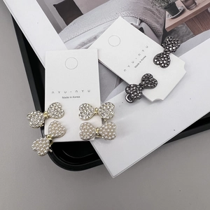 Eleganti mini fermagli per capelli a fiocco con perle e strass su card di carta