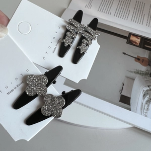 Lot de 4 barrettes à strass avec lettres LOVE et motifs trèfles sur support noir chic