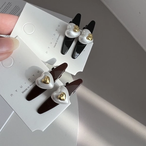 Lot de mini barrettes en forme de cœur avec perles et détails dorés sur carte