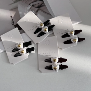 Lot de 4 mini barrettes à cheveux perles en cœur avec détails dorés sur carte blanche