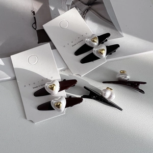 Ensemble de pinces à cheveux douces avec cœurs en résine blanche et accents dorés chic