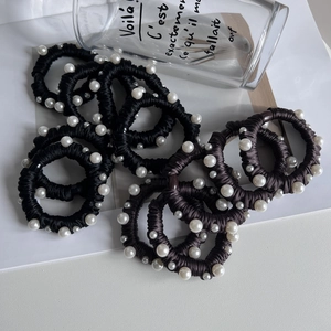 Chouchous perles élégants en tissu texture soie noir et marron café pour cheveux