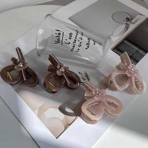 Elegant bow hair clips set with pearls and flower motifs for women in pastel tones