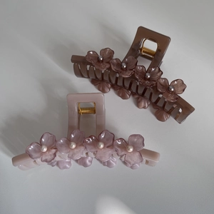 Elegant Korean Style Large Flower Hair Claw Clip Acrylic Artificial Pearl Decoration Hair Accessory For Women Thick Hair Styling