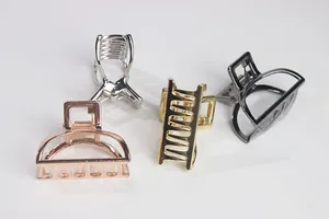 Vue détaillée de quatre pinces à cheveux en métal en or rose, doré, argenté et noir fusil