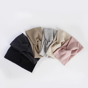 Lot de six bandeaux en tricot côtelé de couleurs assorties avec un design à nœud central