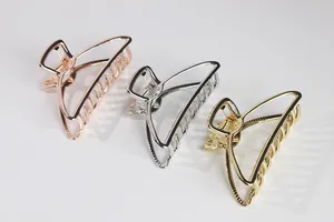 Trois pinces à cheveux géométriques en métal rose doré, argent et or avec éclat miroir