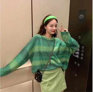 Détail d'un serre-tête vert porté avec un pull en maille dégradé et une jupe assortie