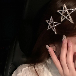 Gros plan détaillé de barrettes étoiles brillantes avec strass sur cheveux