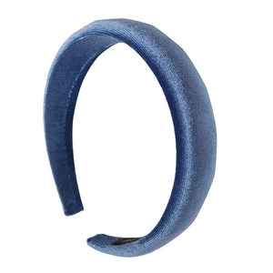 Cerchietto imbottito in velluto blu con fodera antiscivolo e texture morbida