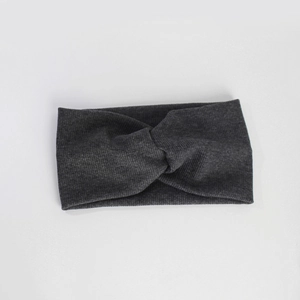 Texture détaillée du bandeau en maille côtelée gris foncé avec un nœud torsadé