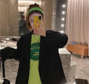 Détail d'un serre-tête français large vert fluo en cuir litchi porté par un modèle