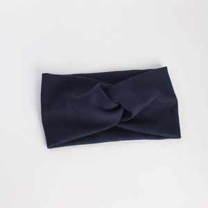 Détail du bandeau torsadé bleu marine présentant une texture en maille côtelée douce