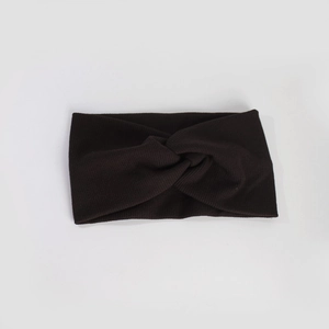 Texture détaillée du bandeau en maille marron foncé avec design élégant à nœud croisé
